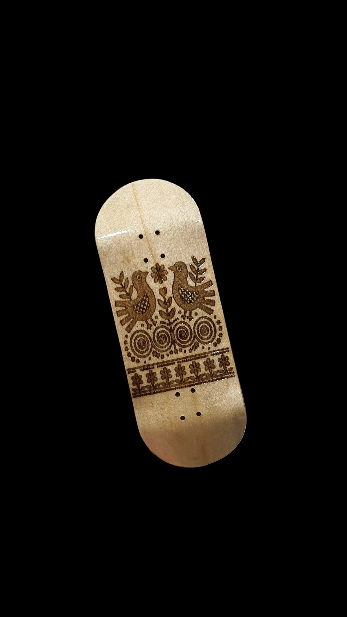 Fingerboard deck, natural wood with centered ornate pattern, 34mm, 5-ply