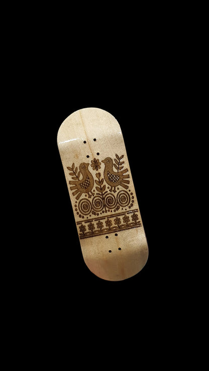 Fingerboard deck, natural wood with centered ornate pattern, 34mm, 5-ply